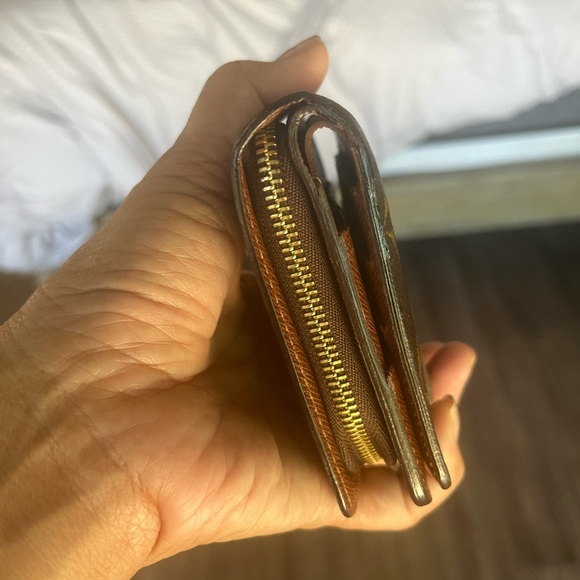 𝐀𝐔𝐓𝐇𝐄𝐍𝐓𝐈𝐂 𝐋𝐎𝐔𝐈𝐒 𝐕𝐔𝐈𝐓𝐓𝐎𝐍 𝐂𝐨𝐦𝐩𝐚𝐜𝐭 𝐖𝐚𝐥𝐥𝐞𝐭 - Picture 13 of 16